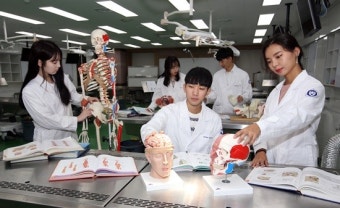 충북대, 지역 중학생들에게 의학 체험 기회 제공