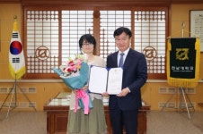 전남대, 9월의 전남대인으로 소설가 장은진 씨 선정