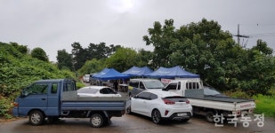 무슨 악취냐 비료공장 트럭 막아선 농민들