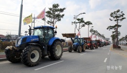 고창 농민들, 트랙터·트럭 50여대 몰고 밥 한 공기 300원·쌀값 24만원 요구