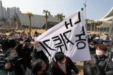 신도시 땅투기에 성난 농민들 