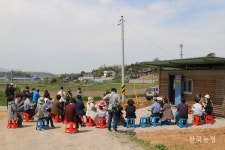 "농민 옆에 선다"며 농촌 들녘에서 문 연 법률사무소