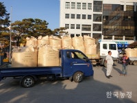 정읍 농민들, 시청 앞서 나락 적재 투쟁