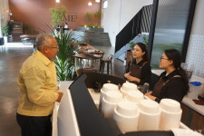 낡은 양곡창고, 청년들 붐비는 우리밀 빵 카페로 변신