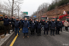 전봉준투쟁단 트랙터 서울 진입에 왕복 8차로 막은 경찰
