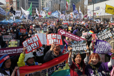 윤석열 파면 선고에 헌재 앞 '광장'서 터진 '환호성'...
