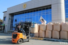 정읍 농민들, 농협 앞마당마다 나락 야적