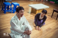 [연습실 사진첩] 돌아가신 아버지가 돌아왔다…연극 오거리 사진관