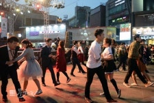 [문화포토] 신촌 크리스마스 축제에서 즐기는 스윙댄스