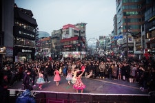 [문화포토] 직장인 스윙댄스 공연 펼쳐진 제4회 신촌 크리스마스 거리축제