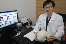 매끄럽지 못한 턱 라인, v라인 턱 끝 축소로 교정 가능