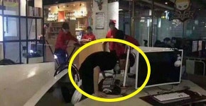 PC방에서 리그오브레전드 하던 남성, 게임에 지자 옆사람 머리를 모니터에...