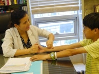 안경부터 씌우고 보는 우리 아이 시력. 한방치료 개선가능