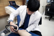 봄철 야외활동으로 놀란 근육, 도수치료로 개선 가능