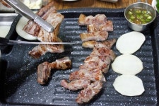 제주도 가볼만한곳…애월 흑돼지 맛집 불만나 연탄불고기