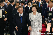 문재인 정부의 일등공신 김정숙 여사, 유쾌한 정숙씨가 이끄는 새로운 영부인 모델