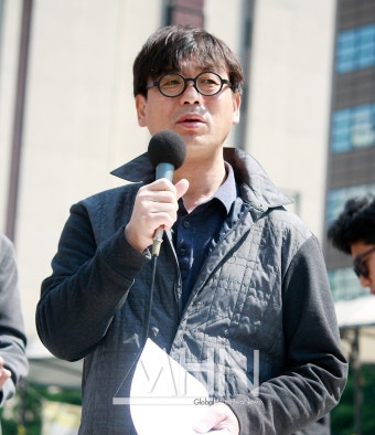 [문화포토] 송경동 시인 '블랙리스트 진실 규명 기자회견 참석'