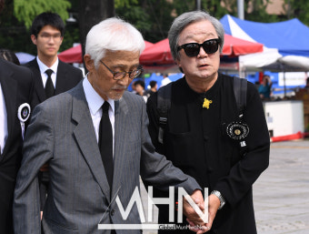 [문화포토] '故 윤소정 영결식' 오현경 '명계남 손 꼭 잡은채'