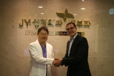 유로실리콘 본사 부사장, 제이와이성형외과에서 가슴성형 체험 마케팅 논의