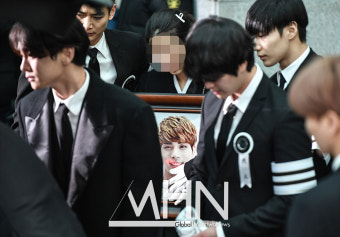 [문화포토] 故 샤이니 종현 발인 '마지막 누나의 따뜻한 손길'
