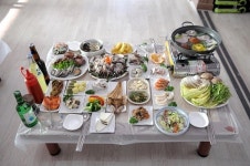 새조개샤브샤브 맛집 원조대교회센터, 푸짐한 밑반찬과 활어 회 제공