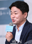 [MHN포토] 김원석 감독 아이유 생각에 눈물이 울컥~
