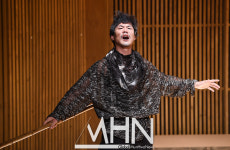 [MHN포토] 칼집 속에 아버지 강인성 강인한 무사!