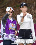 [MHN포토] 황율린 귀여운 미모의 캐디와 함께 코스 공략중