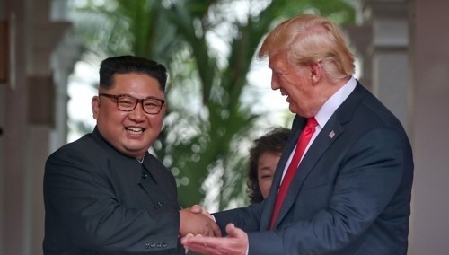 트럼프 대통령, 김정은과 친서 외교로 관계 개선 모색중