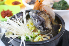 해녀마을, 강원도 속초 맛집베스트 해장국 메뉴 전복해물뚝배기 아침식사로 선보여