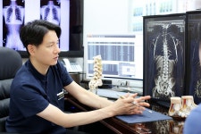 강남도수치료, 자세 및 척추 이상으로 발생하는 만성통증, 척추측만증 도수치료로 해결 가능