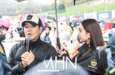 [MHN포토] 경기 전 인터뷰하는 팀106 류시원 감독