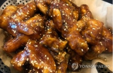 극한직업팀 수원시 감사패 받는다...수원왕갈비통닭 홍보 공로