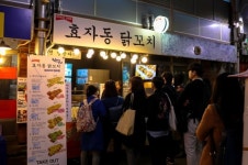 [서울 가볼만한곳]서울의 이색 시장 4- 기름 떡볶이부터 닭꼬치까지...먹을 情 넘치는 통인시장