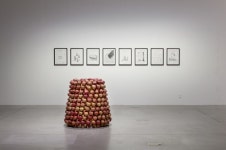 폐허가 된 미술관과 썩어가는 사과탑…오늘날 미술에 의문을 던지다