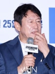 [MHN포토] 김응수 비흡연자라 흡연연기 고통