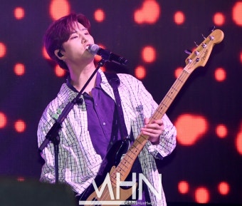 [MHN포토] 데이식스 영케이 '새빨간 조명만큼 뜨거운 무대'