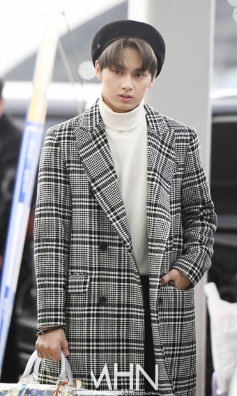 [MHN포토] 세븐틴 준 '공항패션에 신경썼어요'