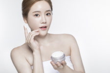 노안의 원인은 건조함? 악건성 피부는 보습 채우는 고영양 수분크림 사용해야