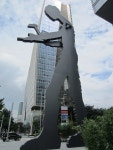 [길 위의 갤러리] 건물 앞 조형물①, 강남스타일 청동상으로 보는 공공 조형물