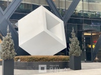 [길 위의 갤러리] 건물 앞 조형물② 테헤란로에 놓인 청동조각부터 빨간 체리까지