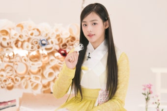 뉴진스가 만든 꽃한지 조명, 경매 나온다