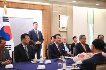 윤석열 대통령, 스가 등 日 정계 인사에 