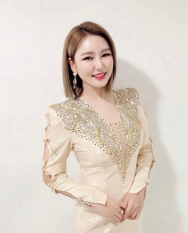 가수 송가인, 활발한 활동으로 데뷔 12주년 기념 열풍