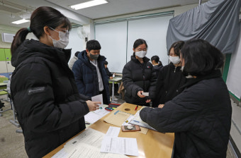 수험생 자녀 부정행위 처리되자 감독관 찾아가 피켓시위... 