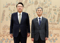 윤석열 대통령, 조희대 신임 대법원장에게 임명장 수여