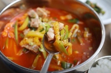 2TV 저녁 생생정보 오늘의 맛집 위치는? 돼지불고기, 잔치국수, 상추튀김, 홍어, 애호박찌개 맛집 소개