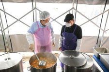 윤 대통령...오늘은 내가 김치찌개 요리사