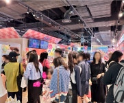 오픈 1시간 만에 매진, 하루 5,000명 방문객 플레이인더박스X소니엔젤 콜라보 팝업 성료