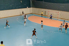 [핸드볼코리아중고등선수권] 만성중이 정신여중 꺾고 6강 토너먼트 확정